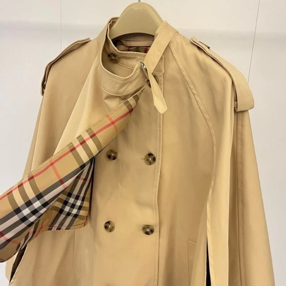 Burberry Double-Breasted Short Trench Cape - Picture 4 of 8